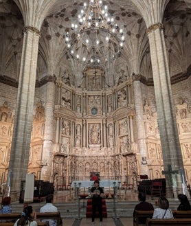 Imagen secundaria 2 - La puerta de entrada a esta ruta puede ser Barbastro. Sobre estas líneas, a la izquierda, vemos la catedral. El siguiente pueblo en la ruta es Alquézar (el centro de la localidad, en la foto más grande) y sus pasarelas sobre el río Vero (a la izquierda)