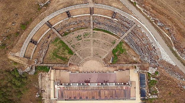Imagen aérea del teatro romano de Clunia