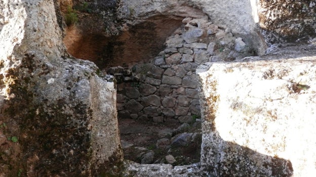 Una de las tumbas en Sierra Martilla, Loja.