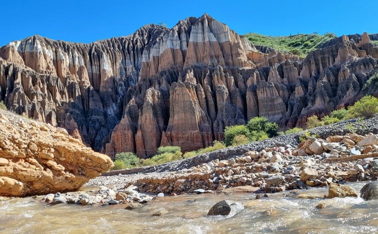 Imagen principal - Arriba, Los Castillos de Villa Vil. Abajo, izq. El Shincal, yacimiento inca. Dcha, dos vicuñas, animal que se cría en libertad en Catamarca.