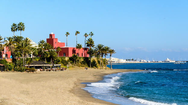 Playa de Bil y Bil con el castillo del mismo nombre al fondo