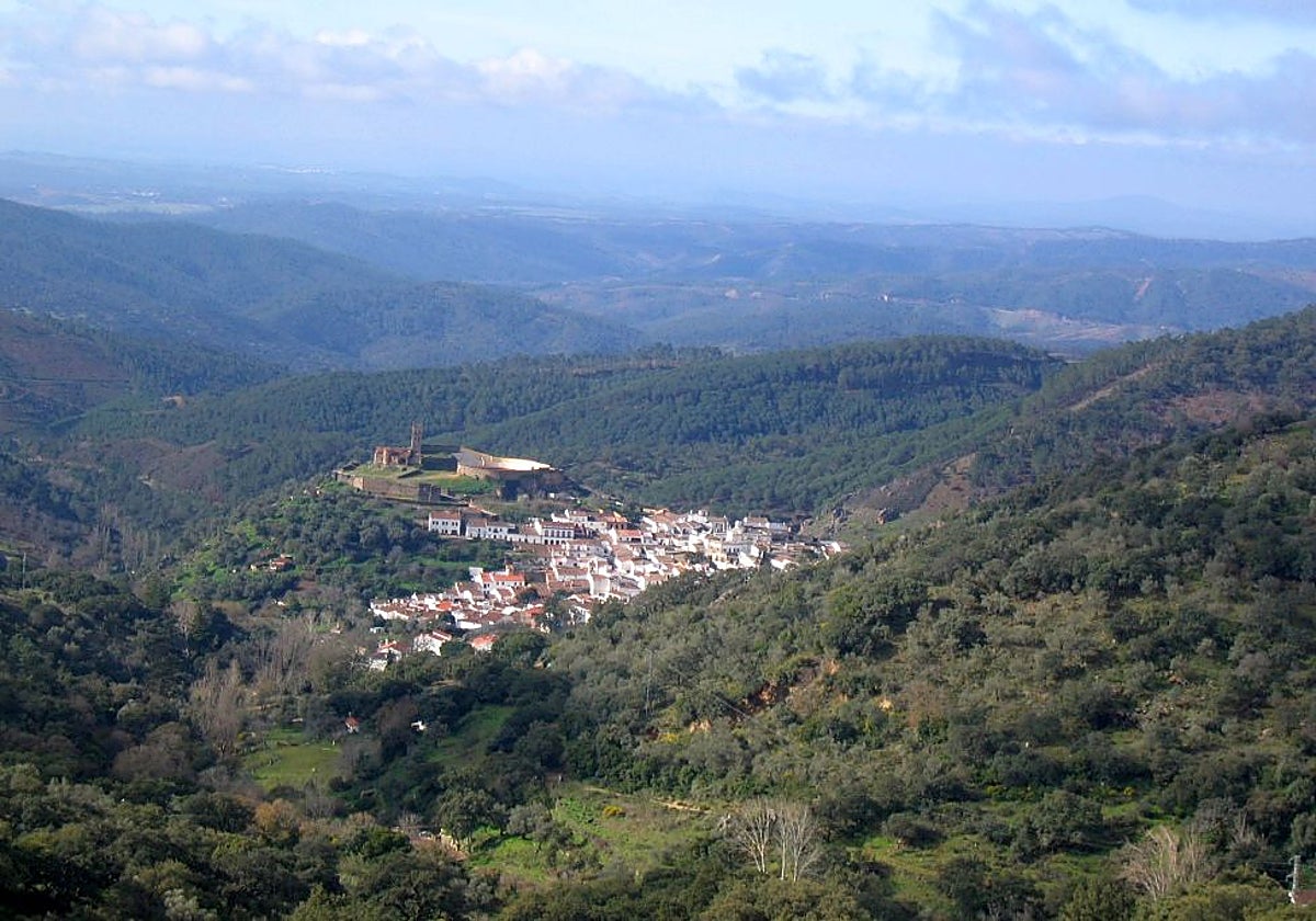 Vista del bello pueblo onubense de Almonaster la Real desde la cima del cerro de San Cristóbal