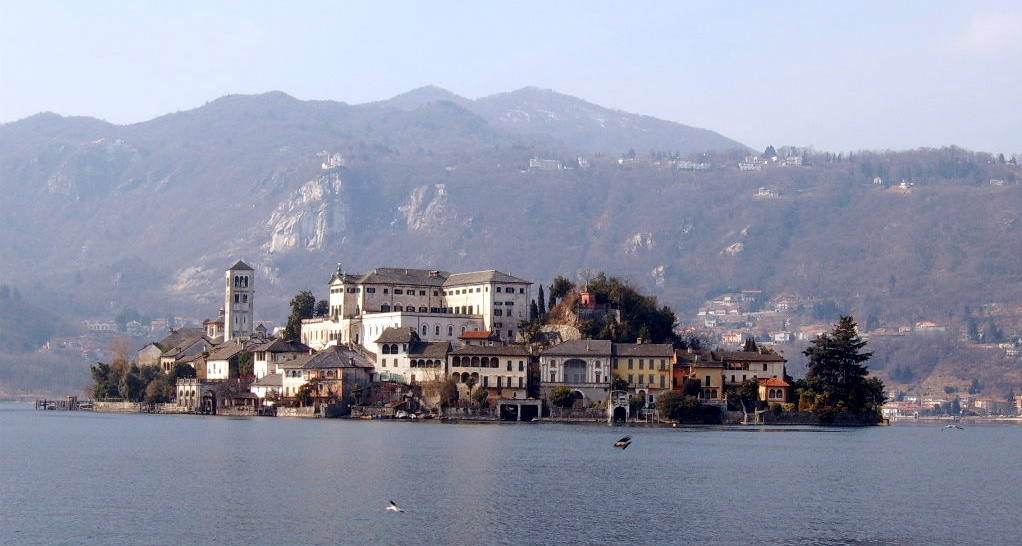 Lago de Orta (Piamonte), 215 042 menciones. Con los Alpes como telón de fondo, las orillas del lago, que tiene una longitud de 13.4 km y una anchura de 2.5 km, están salpicadas de pequeños pueblos. Hay en la zona numerosos senderos, y uno de los más populares es el «Anello Azzurro», una ruta circular de unos 40 km en torno al lago. Otra experiencia imprescindible es visitar la isla de San Giulio (en la foto), situada a unos 400 metros del precioso pueblo de Orta San Giulio.