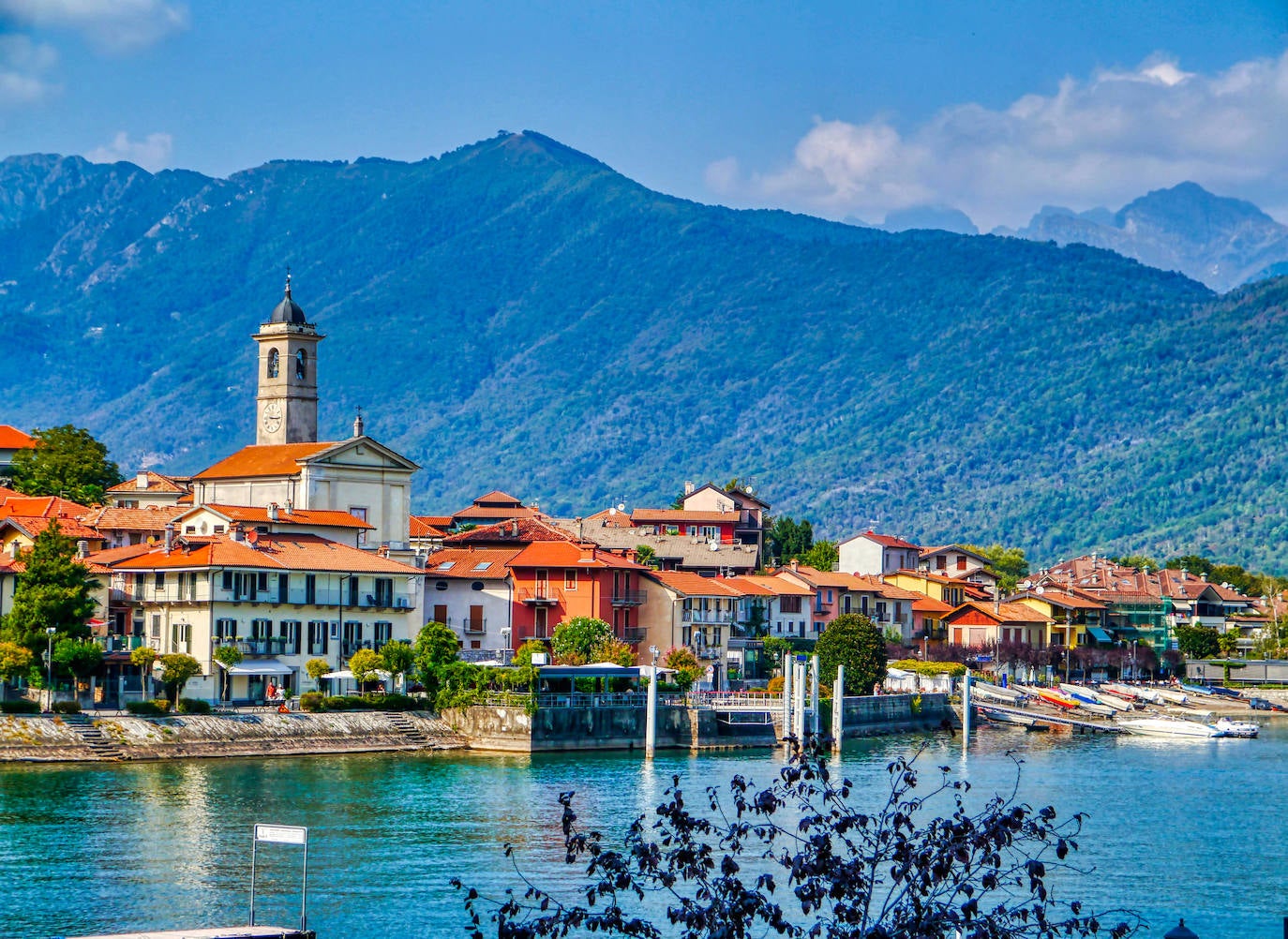 Lago Mayor (Lombardía, Piamonte, Tesino), 1 349 935 menciones. El Lago Maggiore es el segundo lago con mayor superficie de Italia. El 80% se encuentra en territorio italiano, en las regiones de Piamonte y Lombardía, mientras que el 20% restante se adentra en el cantón suizo de Tesino. Un buen punto de partida para explorar la zona es la pintoresca localidad de Stresa, desde donde se puede llegar fácilmente al archipiélago de las islas Borromeas. La Isola Bella, con el espectacular Palacio Borromeo y los increíbles jardines barrocos de estilo italiano parecen sacados de un cuento de hadas, pero la Isola Madre y la Isola dei Pescatori no se quedan atrás. En la imagen, el lago en Baveno.