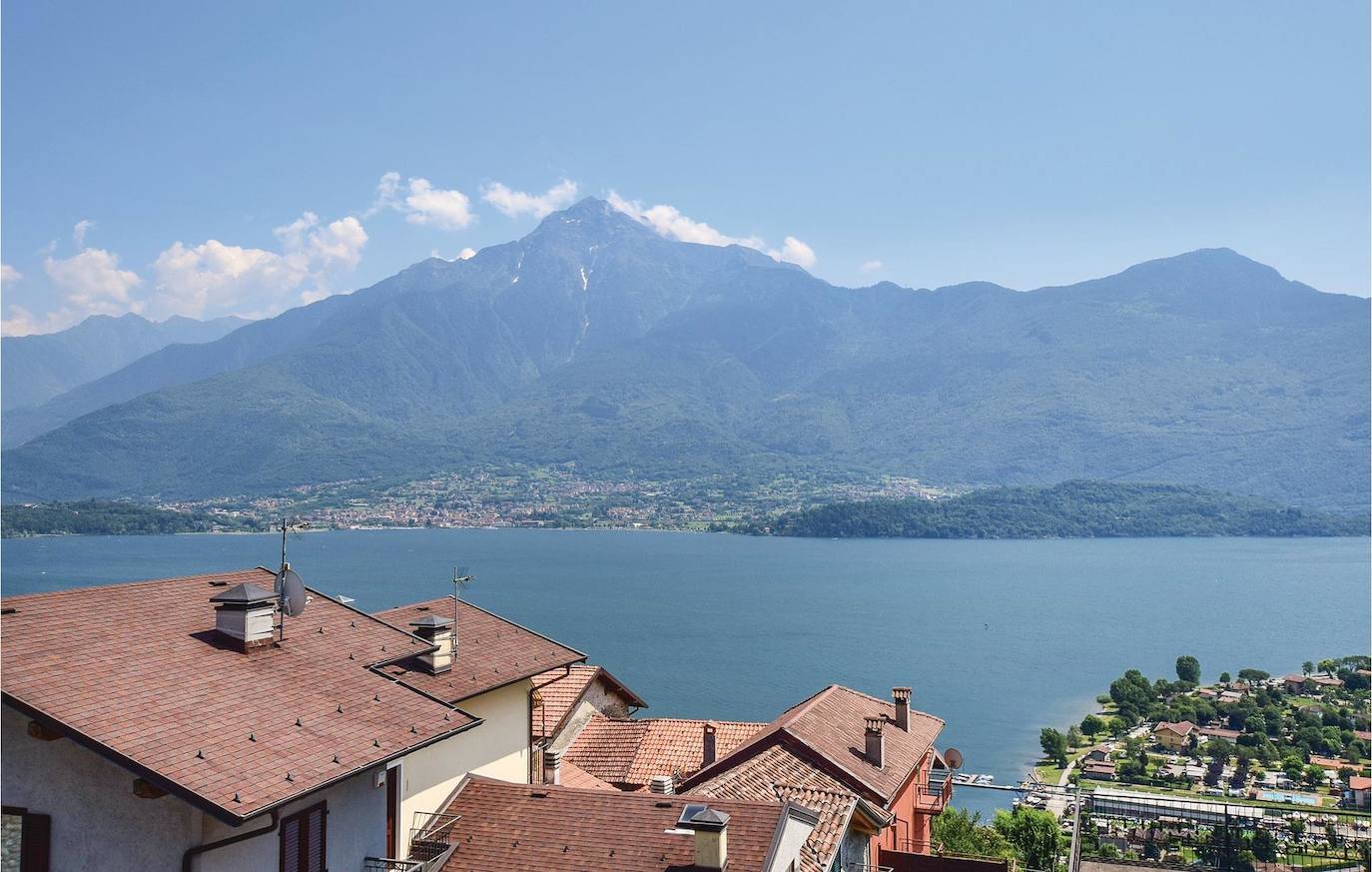 Lago de Como (Lombardía), 1 498 134 menciones. En las provincias de Como y Lecco. Rodeado de montañas, este lago con forma de «Y» invertida ha sido fuente de inspiración para artistas y escritores de todo el mundo, así como el telón de fondo de películas tan taquilleras como Ocean's Twelve y Casino Royale. George Clooney compró hace años una lujosa residencia en la zona. Entre las localidades de visita obligada cabe destacar Bellagio, apodada «la perla del Lago de Como». famosa por sus villas renacentistas y barrocas.