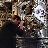 El abrazo al apóstol y otros ritos que emocionan a los peregrinos del Camino de Santiago