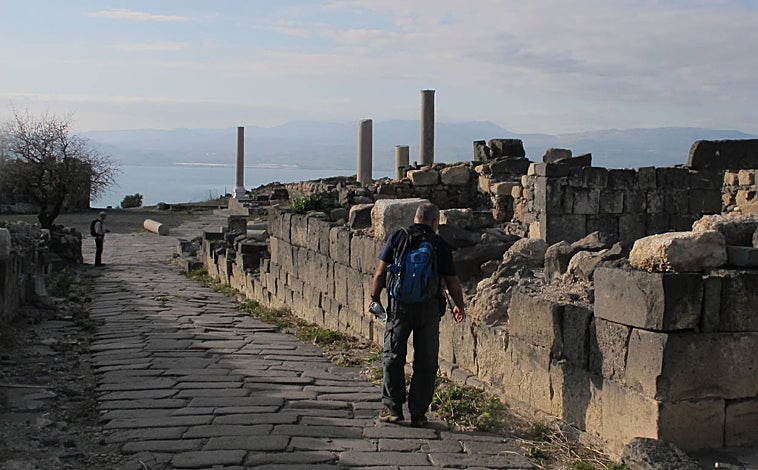 Imagen principal - En la foto superior, el Decumano, la calle principal de la ciudad de Hippos. A la izquierda, Iosi Bordowicz, arqueólogo nacido en Argentina, director del organismo de Parques Nacionales de Israel, en el Odeon; al fondo, el mar de Galilea. A la derecha, columnas de la catedral-basílica bizantina. 