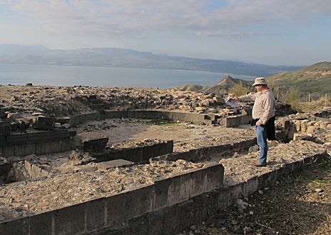 Imagen secundaria 1 - En la foto superior, el Decumano, la calle principal de la ciudad de Hippos. A la izquierda, Iosi Bordowicz, arqueólogo nacido en Argentina, director del organismo de Parques Nacionales de Israel, en el Odeon; al fondo, el mar de Galilea. A la derecha, columnas de la catedral-basílica bizantina. 