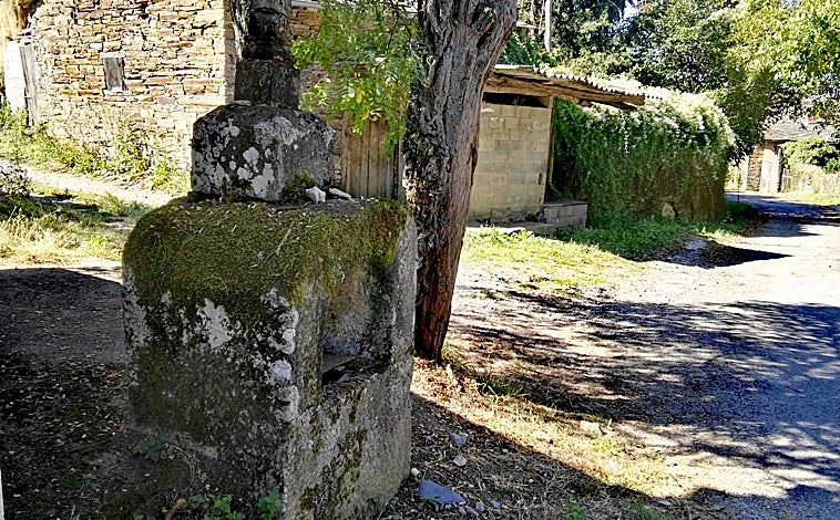 Imagen principal - Esta bota simboliza el final real del Camino, en Finisterre. Antes, en la Palloza de Reboleira (Fonfría) Miguel prepara una queimada. En la foto superior, un Peto de Ánimas (pequeña capilla dedicada a las almas del purgatorio, protectora contra la Santa Compaña), en el que antaño se ponía una vela y hoy se deja una pequeña piedra como ofrenda a los difuntos, en Sarria