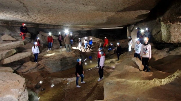 Un grupo durante una visita al interior de la cueva del Yeso en Sorbas.