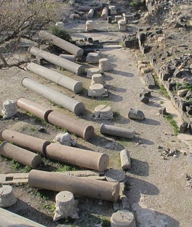 Imagen secundaria 2 - En la foto superior, el Decumano, la calle principal de la ciudad de Hippos. A la izquierda, Iosi Bordowicz, arqueólogo nacido en Argentina, director del organismo de Parques Nacionales de Israel, en el Odeon; al fondo, el mar de Galilea. A la derecha, columnas de la catedral-basílica bizantina. 