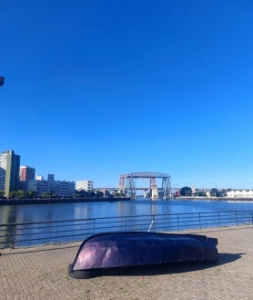 Imagen secundaria 2 - Dos vistas del Riachuelo desde La Boca. Abajo, izquierda, parte de las escenografías que se exhiben en Colón Fábrica.