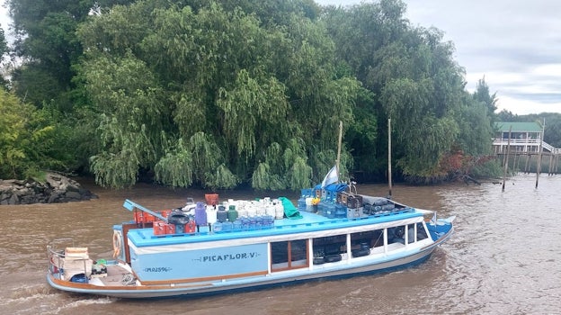 Una lancha almacén en el Delta del Tigre