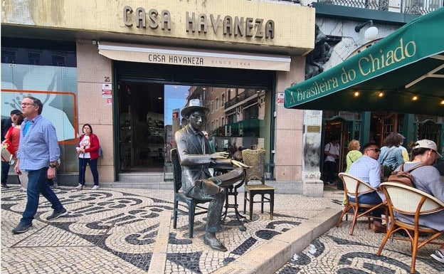 Escultura de Pessoa junto al café A Brasileira en Lisboa