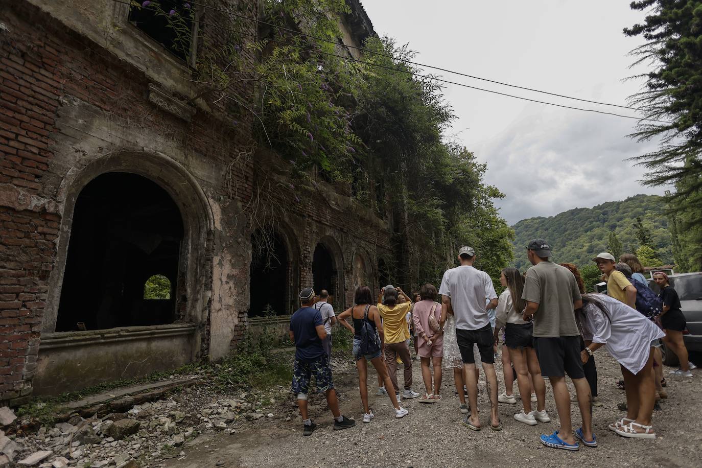 Un grupo de turistas en el pueblo fantasma de Akarmara