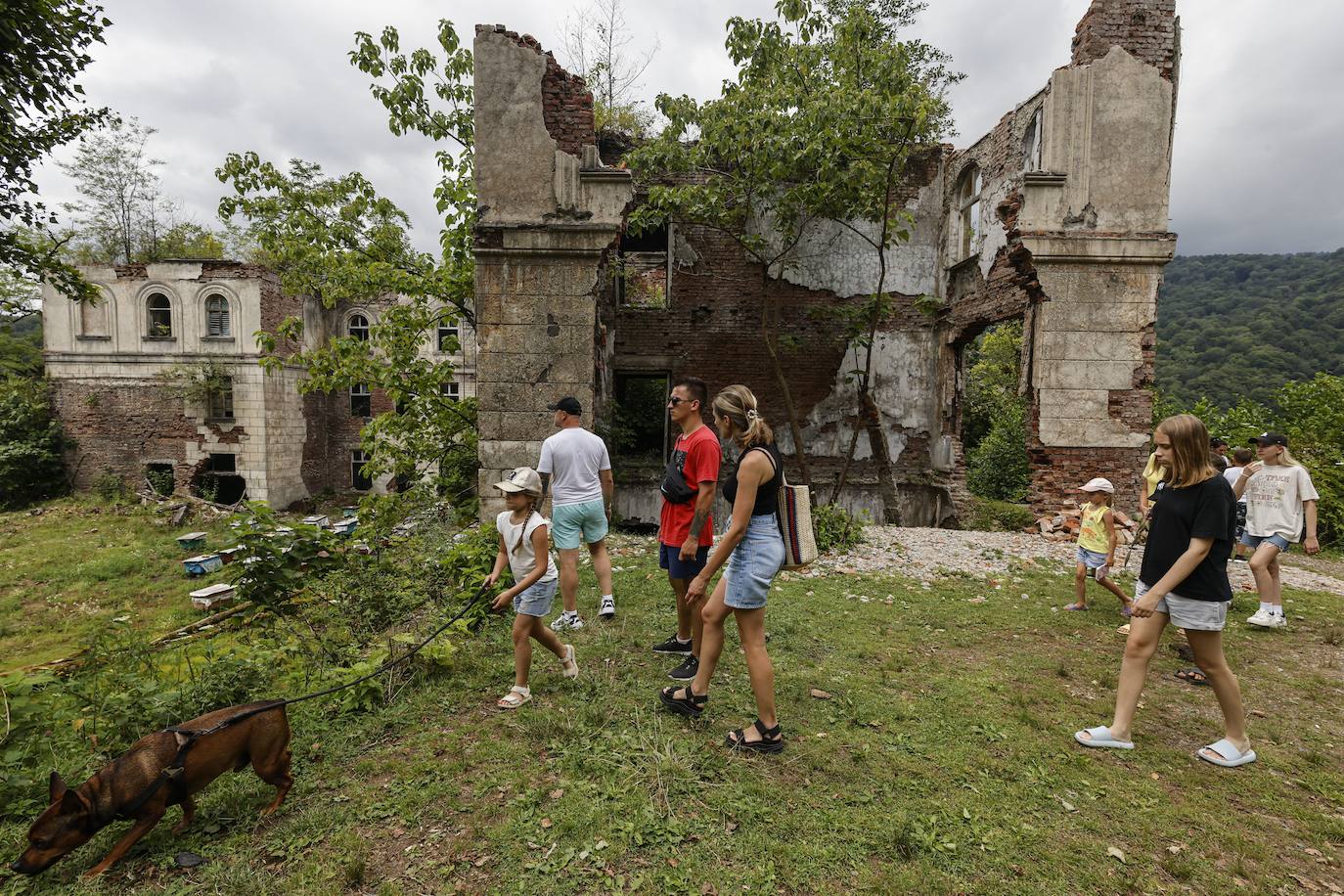 Los turistas observan con curiosidad las viejas edificaciones del antiguo pueblo minero