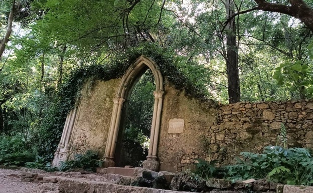 Pórtigo neogótico en la Quinta das Lágrimas en Coímbra