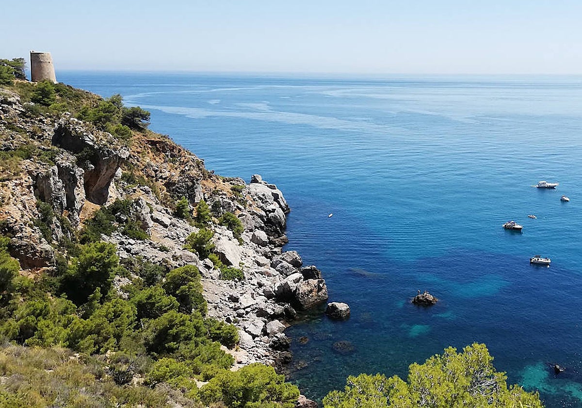 La costa malagueña rompe con sus rocas el Mediterráneo