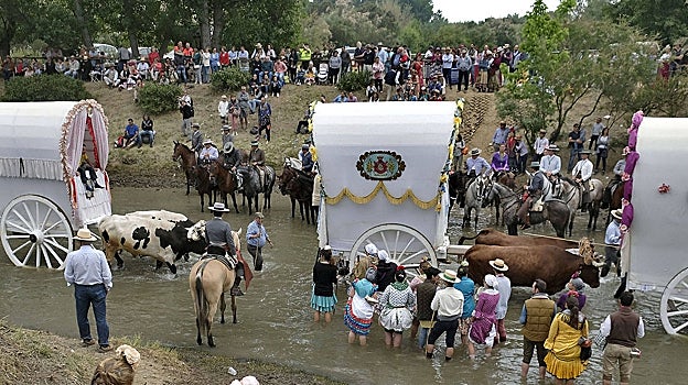 Hermandades rocieras pasan por el vado de Quema del Guadiamar