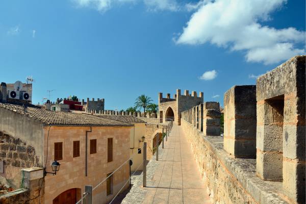 En el casco histórico hay una gran variedad de restaurantes y tiendas de artesanía. De su anfiteatro romano se dice que es el más pequeño de España. Figura en la decimonovena posición de la lista de Clubrural.