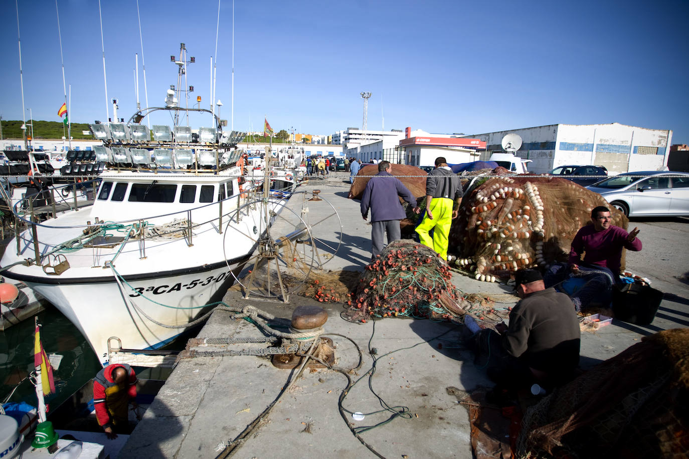 En la novena posición figura Barbate, Cádiz. En la fotografía vemos el puerto. Sus calles blancas y casas adornadas con macetas de colores crean un ambiente típico andaluz que atrae a los visitantes. Los puntos de interés más destacados incluyen el Parque Natural de la Breña y Marismas del Barbate.