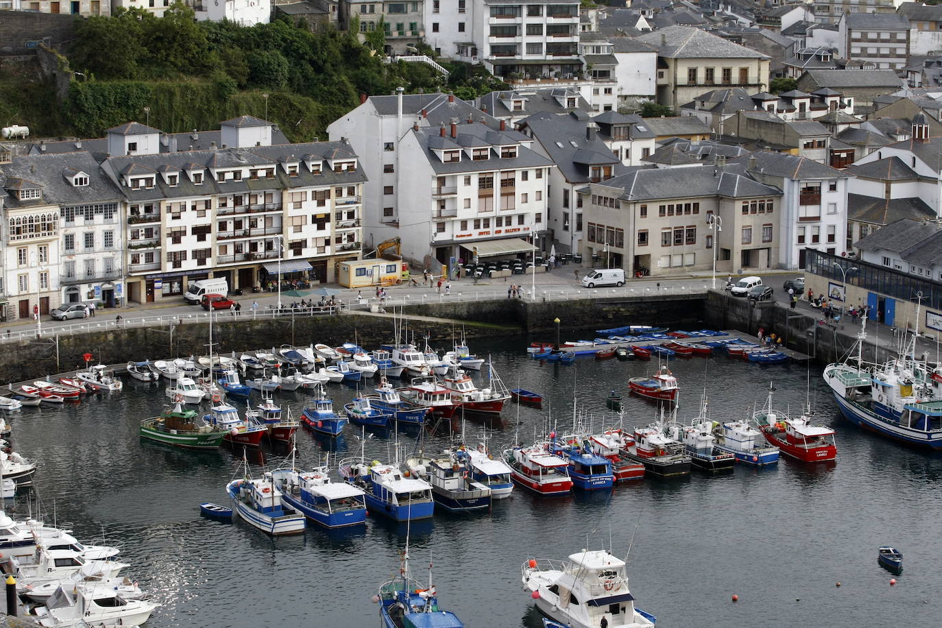 En la decimoquinta posición, Luarca, Asturias. La villa marinera de Luarca , la más blanca de toda la costa asturiana, es otra de las paradas fundamentales en una ruta por el principado. Conocido por ser el lugar de procedencia de Severo Ochoa , Premio Nobel de Medicina –del que se puede visitar la casa natal y la exposición permanente dedicada en la Oficina de Turismo–, este pueblo ofrece grandes atractivos, como su puerto, el Parque de la Vida , donde conocer mejor el planeta Tierra, el espacio y el mar en un recorrido de casi dos kilómetros, y los jardines de la Fonte Baixa , considerados como el botánico privado más grande de España.