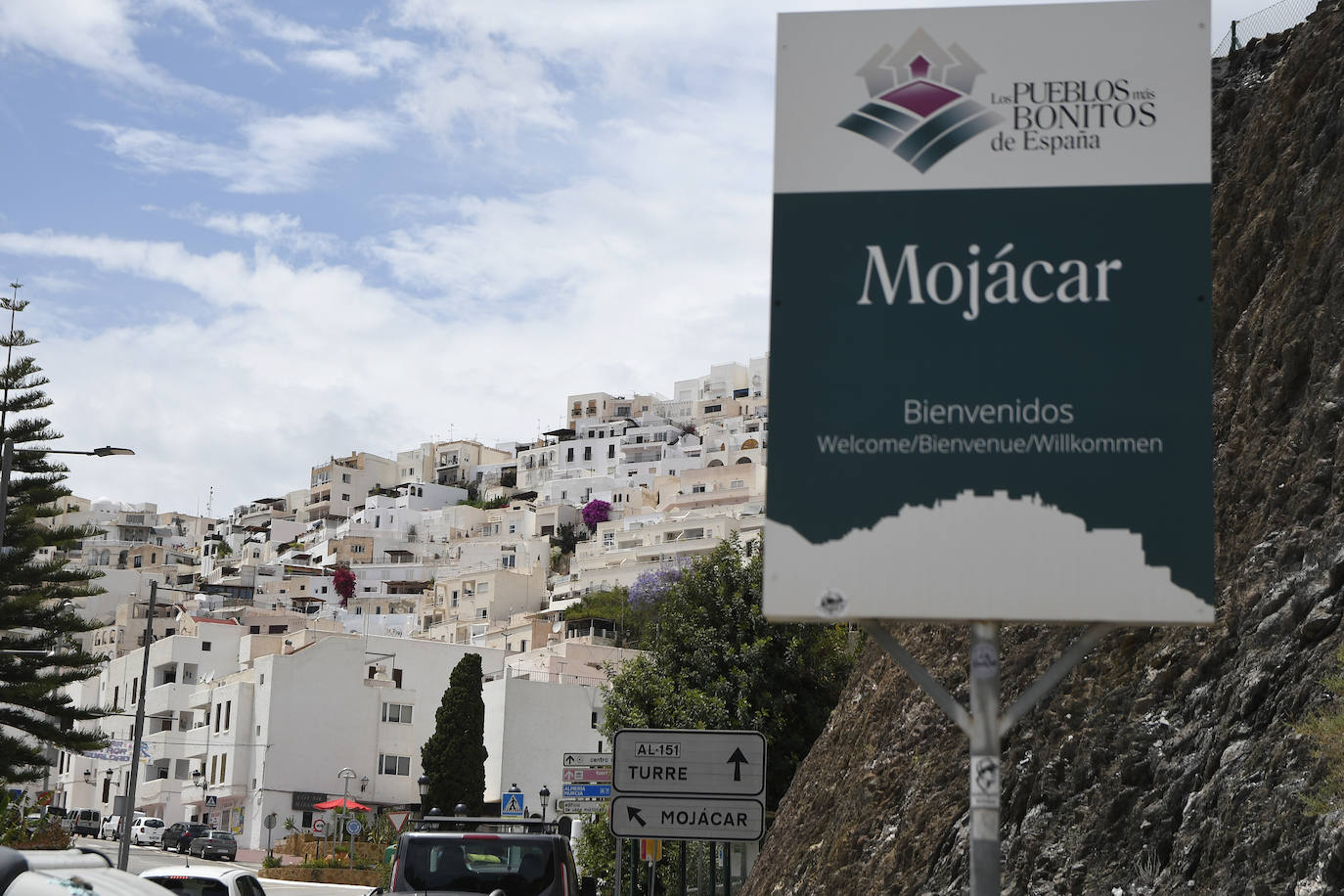 Mojácar (Almería), en la decimoséptima posición, impresiona ya desde lejos gracias a sus casas blancas encaladas en lo alto de la colina. Su casco antiguo, con sus estrechas callejuelas y plazas llenas de encanto, y la Iglesia de Santa María ofrece impresionantes vistas panorámicas.