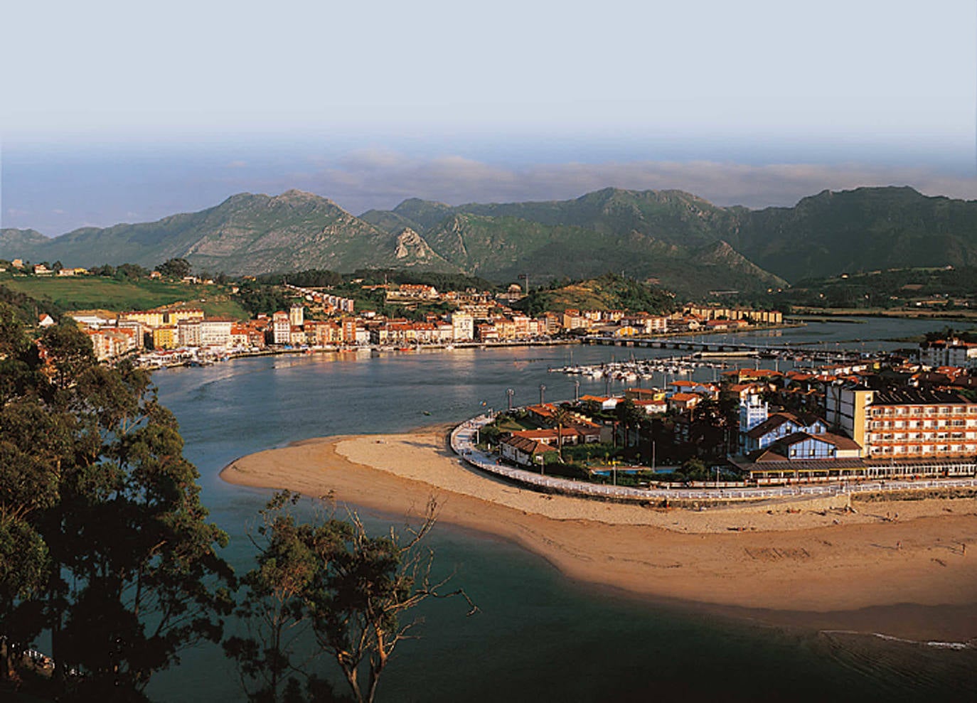 Ribadesella es el cuarto pueblo costero citado en esta clasificación. Su combinación de mar, río y montaña, sus verdes plurales y la ancha ceja arenosa de Santa Marina son genuinos arquetipos del paisaje cantábrico; el mercadillo de los miércoles -curiosear y comprar, pasear y departir-, dar buena cuenta de un cachopo y unos culines de sidra en el Tarteru o de un pastel de centollo con el mar a vista de pájaro en La Portiella de Tereñes lo son asimismo de la calidad humana y la apuesta por la vida de los riosellanos.