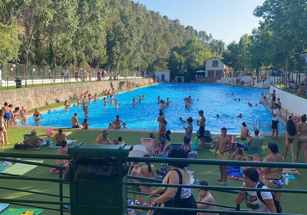 La piscina de Amurjo, en Orcera (Jaén) está rodeada por un exuberante entorno natural