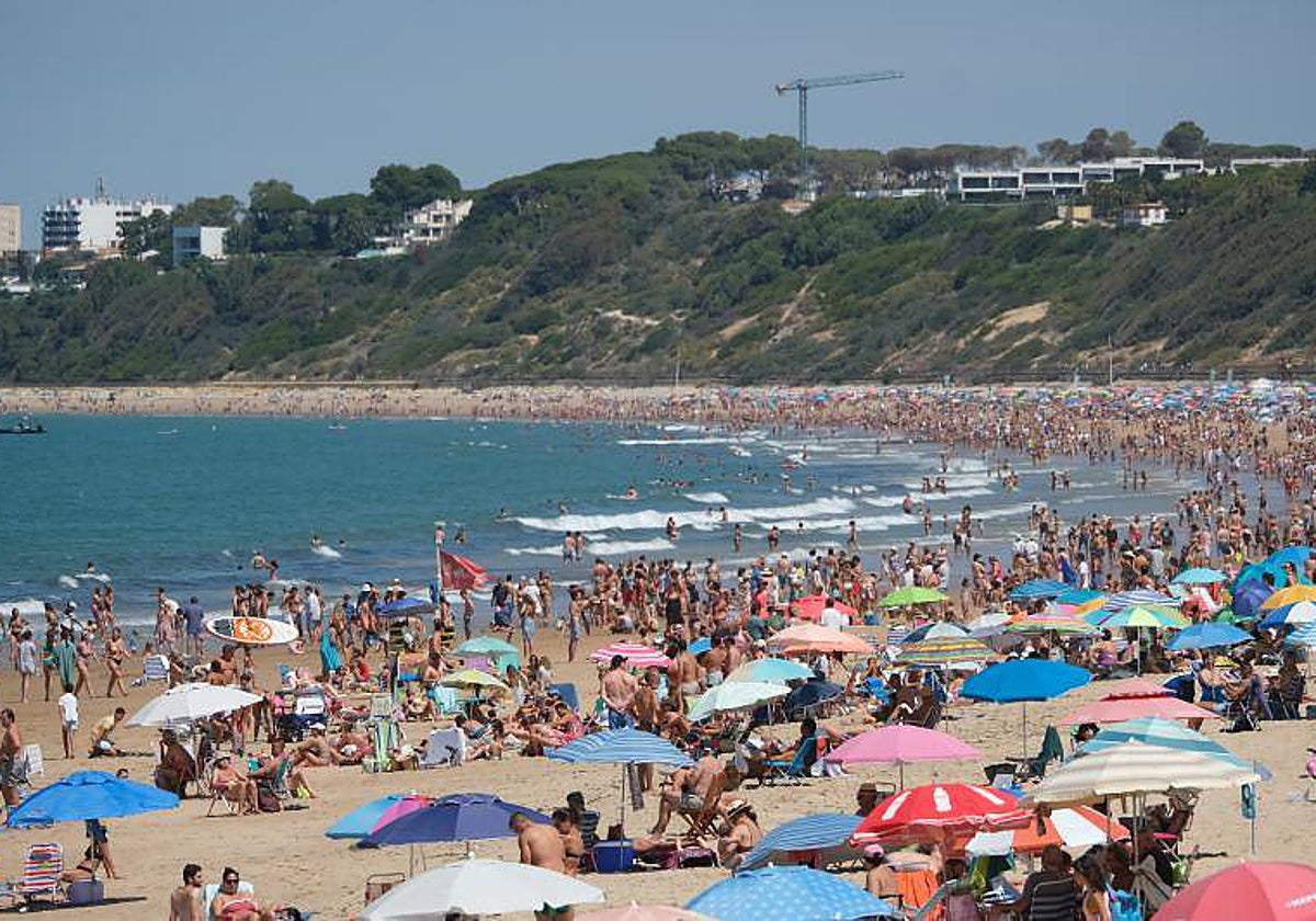 Una playa llena en El Puerto de Santa María (Cádiz)