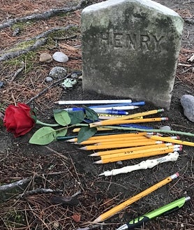 Imagen secundaria 2 - El lago Walden y, junto al cartel, el lugar donde estuvo originariamente la cabaña. A la derecha, la tumba de Thoreau