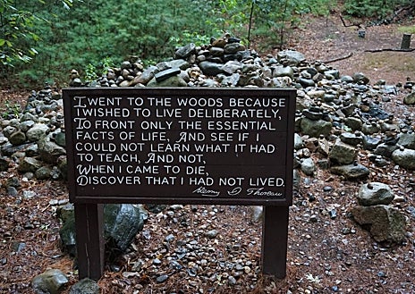 Imagen secundaria 1 - El lago Walden y, junto al cartel, el lugar donde estuvo originariamente la cabaña. A la derecha, la tumba de Thoreau