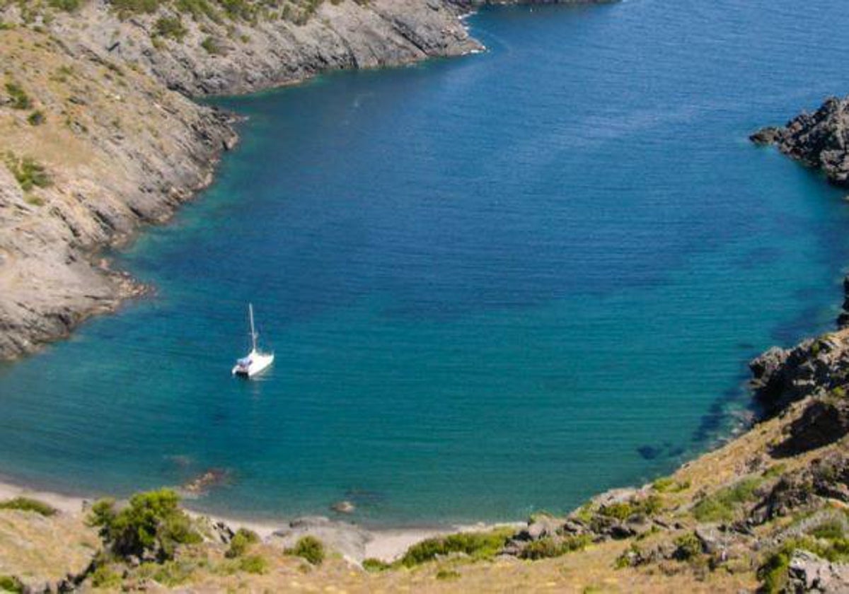 A la cala se puede llegar andando o en barco