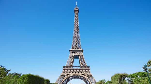 La Torre Eiffel, vista desde los jardines del Campo de Marte