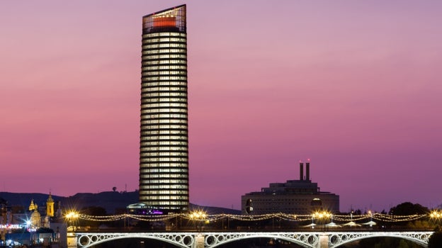 Vista de la Torre Sevilla al anochecer durante la pasada Velá de Santa Ana