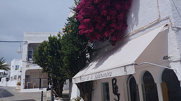 Las calles de Agua Amarga guardan numerosas sorpresas para el viajero