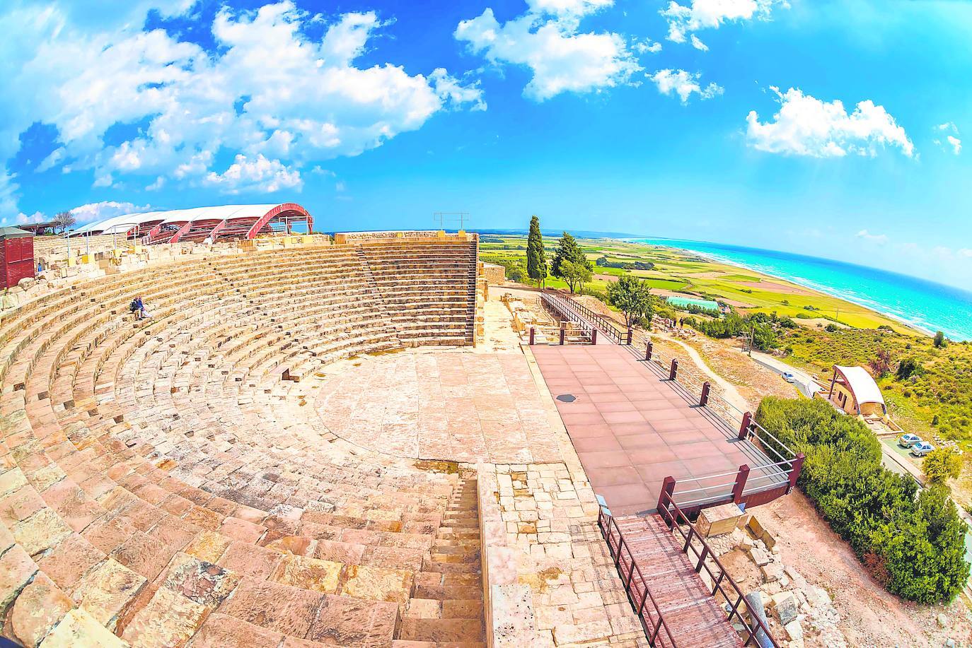 Yacimiento arqueológico de Kourion, Limasol (Chipre). Nada más atravesar el pequeño centro de visitantes está la casa de Eustolios, donde los restos de mosaicos que decoraban las estancias dan fe de que en ella se vivieron tiempos de opulencia. Como si de un balcón se tratara, las vistas al mar, en la bahía de Episkopi, resultan impresionantes. En unas dos horas se puede visitar todo el complejo con el templo de Apolo, la Casa de los Gladiadores, el ágora... y el teatro, capaz de albergar a 3.500 personas.