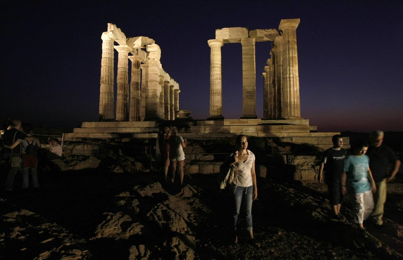 Templo de Poseidón, Grecia. Situado en el cabo Sunio, a aproximadamente sesenta kilómetros al sureste de Atenas, este templo fue construido en el año 449 a. C. sobre las ruinas de uno anterior destrozado por los persas. Sus columnas dóricas se muestran imponentes ante el azul cobalto del mar.