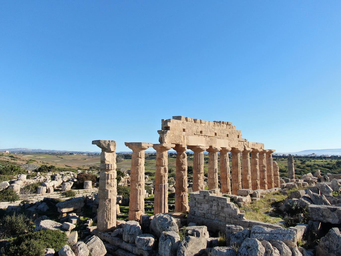 La legendaria Selinunte, en Sicilia, un enorme parque arqueológico, con 270 hectáreas. Uno de los lugares más destacados es la acrópolis, que está situada en un altiplano junto al mar