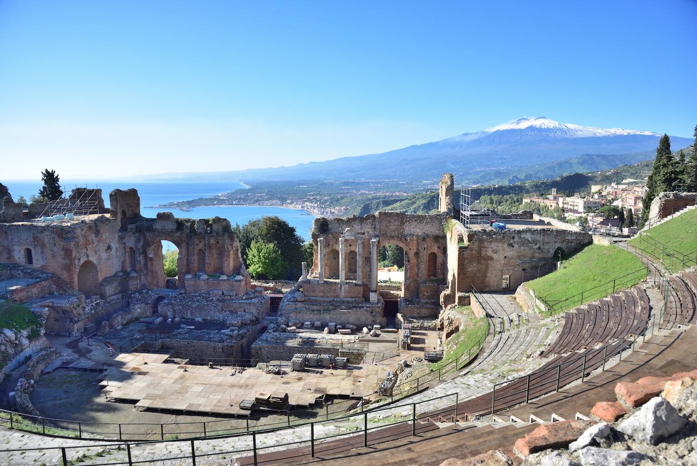 Teatro te Taormina, Sicilia. Este teatro greco-romano del siglo III a. C. se encuentra en el Parque Arqueológico de Naxos y Taormina, y está situado en lo alto de una colina, con vistas a la bahía de Naxos, al estrecho de Mesina y al volcán Etna.