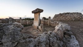 Piedras milenarias y misterios sin resolver: la isla española que cautiva la imaginación