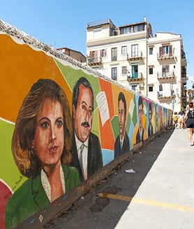 Imagen secundaria 2 - Los negocios que participan en este tour, que pasa por el Mercato del Capo o el Muro de la Legalidad, no pagan pizzo (este es el nombre italiano para el dinero de protección, la extorsión de la mafia)