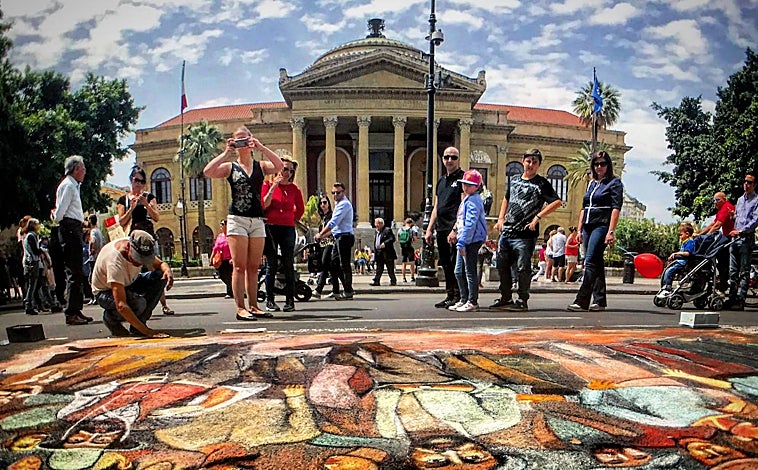 Imagen principal - Los negocios que participan en este tour, que pasa por el Mercato del Capo o el Muro de la Legalidad, no pagan pizzo (este es el nombre italiano para el dinero de protección, la extorsión de la mafia)