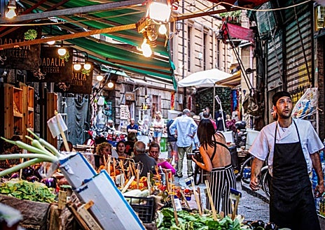 Imagen secundaria 1 - Los negocios que participan en este tour, que pasa por el Mercato del Capo o el Muro de la Legalidad, no pagan pizzo (este es el nombre italiano para el dinero de protección, la extorsión de la mafia)