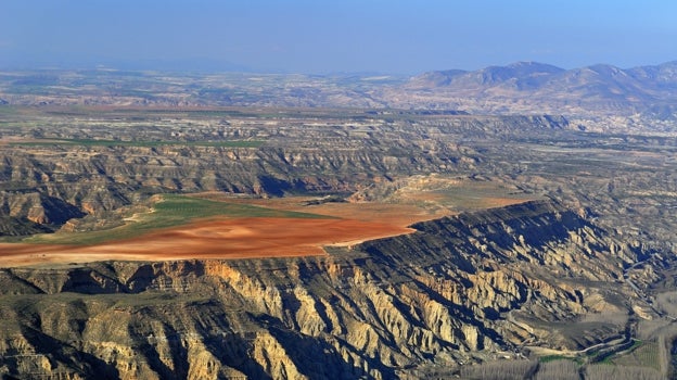 El paisaje propio de Guadix y del altiplano granadino es realmente impresionante en todos los sentidos