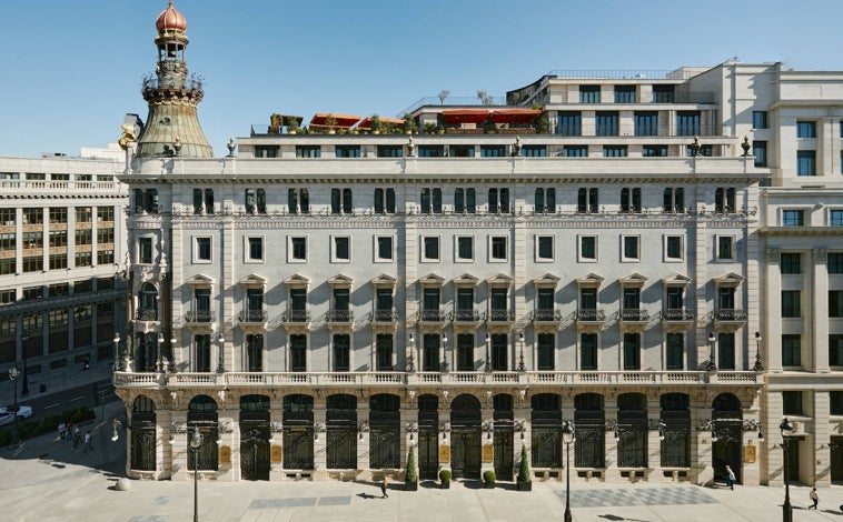 Imagen principal - Fachada, suite presidencial y lobby del hotel Four Seasons, en el centro de Madrid.