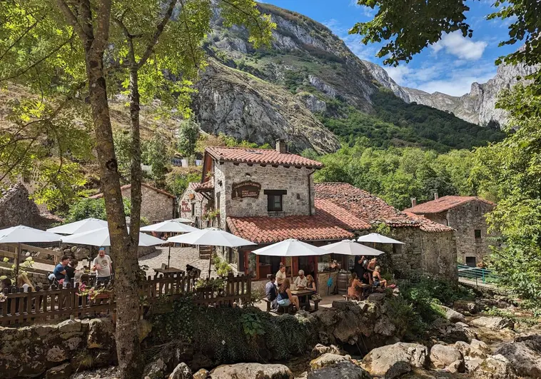 Las casas de Bulnes, con un restaurante en primer término y el cauce del río Tejo