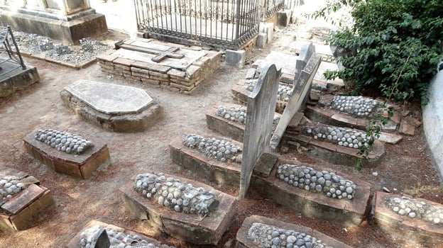 Siguiendo la tradición protestante, las tumbas del cementerio de los Ingleses están en el suelo