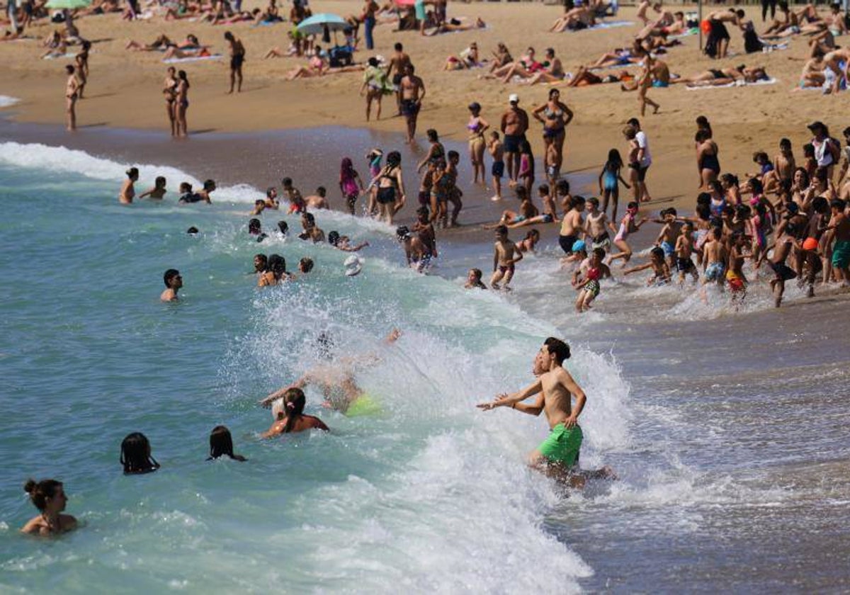 Decenas de bañistas, este verano en una playa española