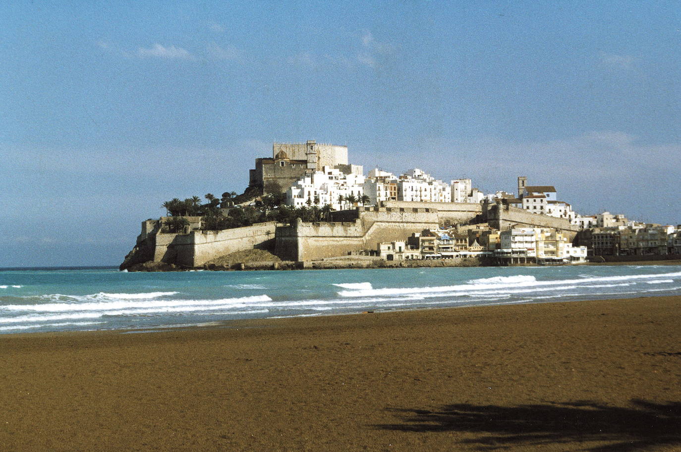 Peñíscola, Castellón.  Ubicado en la provincia de Castellón, Peñíscola es el destino perfecto para aunar en un mismo lugar un turismo histórico y medieval con las mejores playas de la Comunidad Valenciana. Su castillo templario destaca por su excelente estado de conservación, así como otros monumentos de obligada visita como la Iglesia de Santa María, El Bufador y la emblemática Casa de las Conchas.